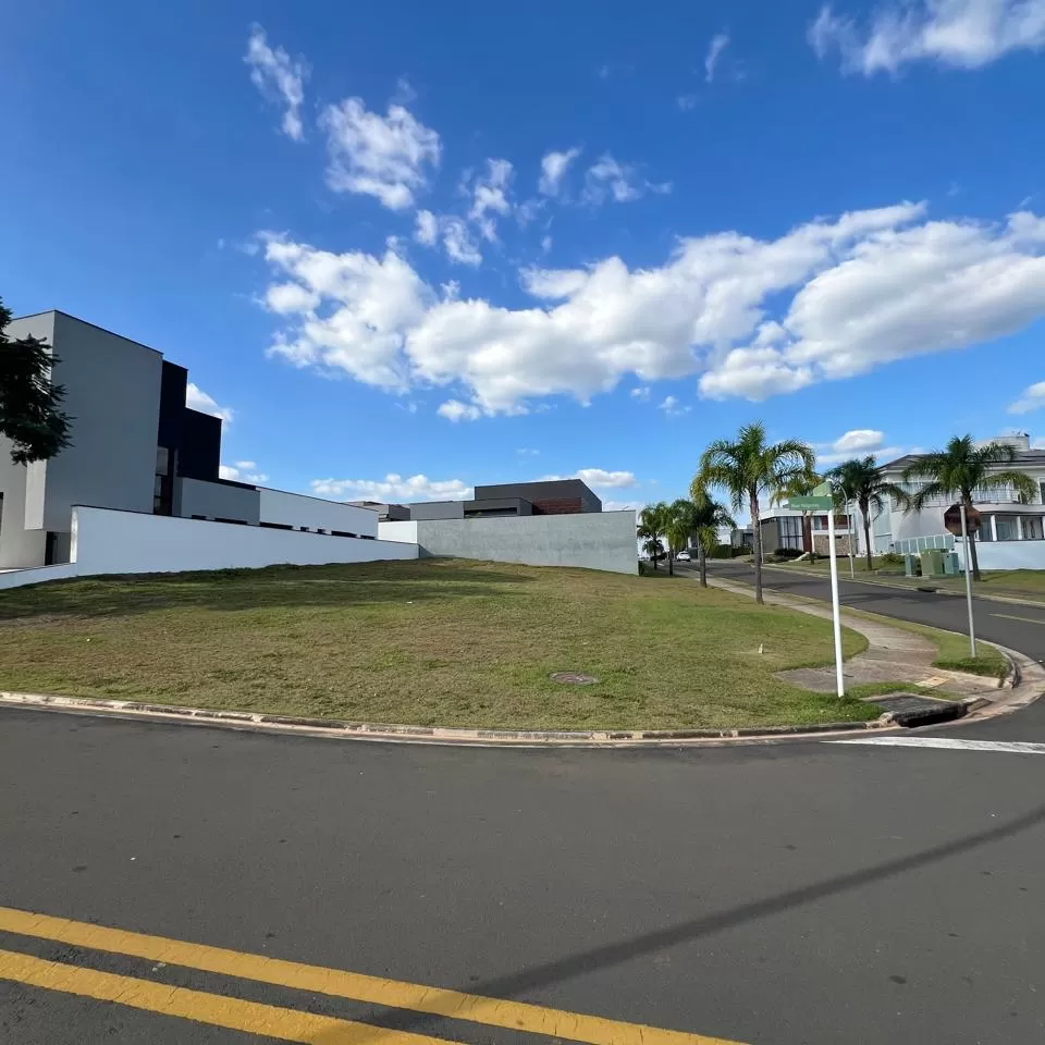 Terreno de Esquina à Venda no Condomínio Alphaville Nova Esplanada em Votorantim/SP