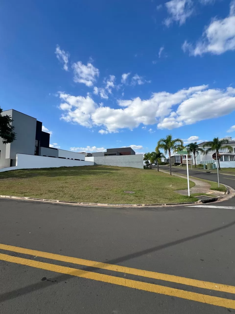 Terreno de Esquina à Venda no Condomínio Alphaville Nova Esplanada em Votorantim/SP